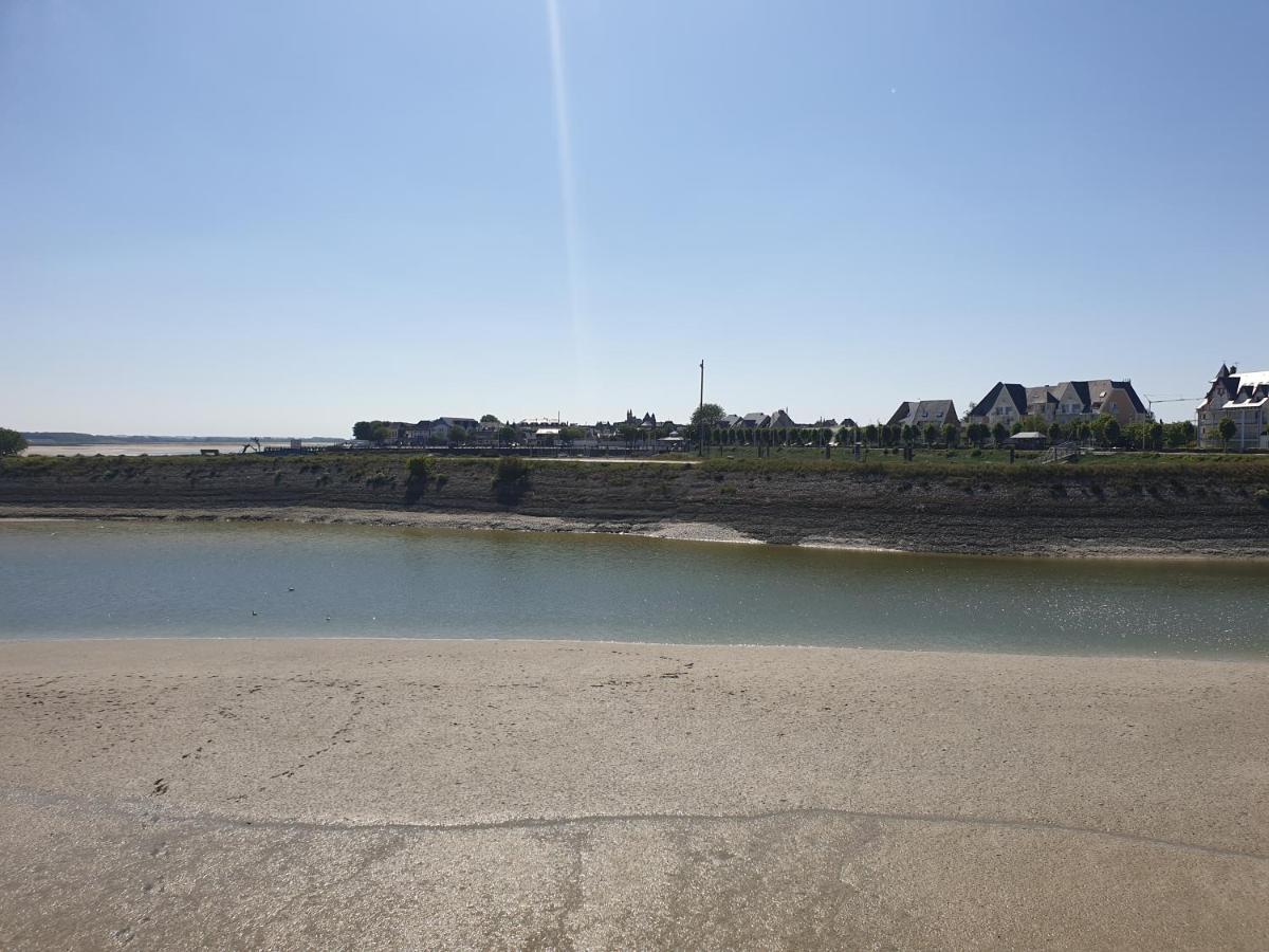 Les Garennes Bed & Breakfast Favières Екстериор снимка